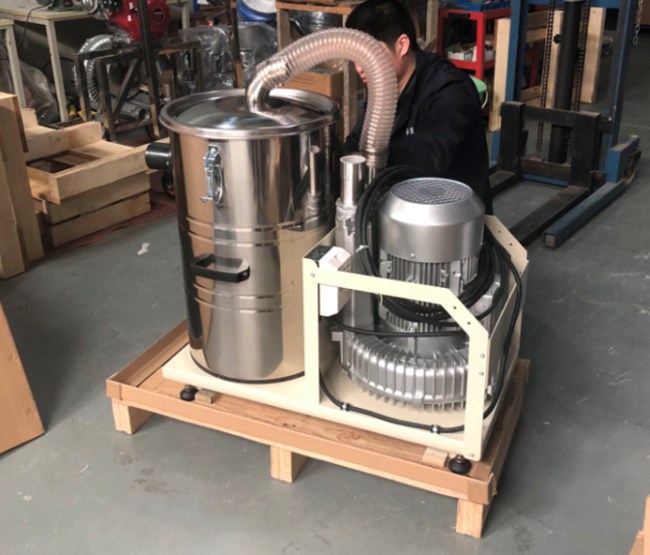 出厂检测：工业吸尘器正在举行出厂前检测及包装